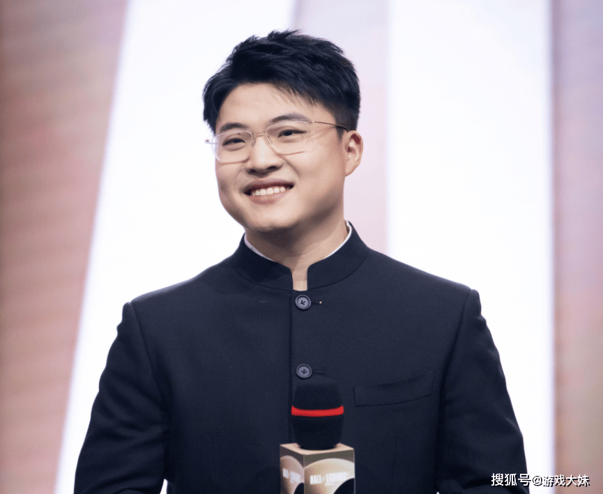 LOL负责人接受采访，对uzi入选名人堂非常(cháng)满意，从商业角度看很成(chéng)功