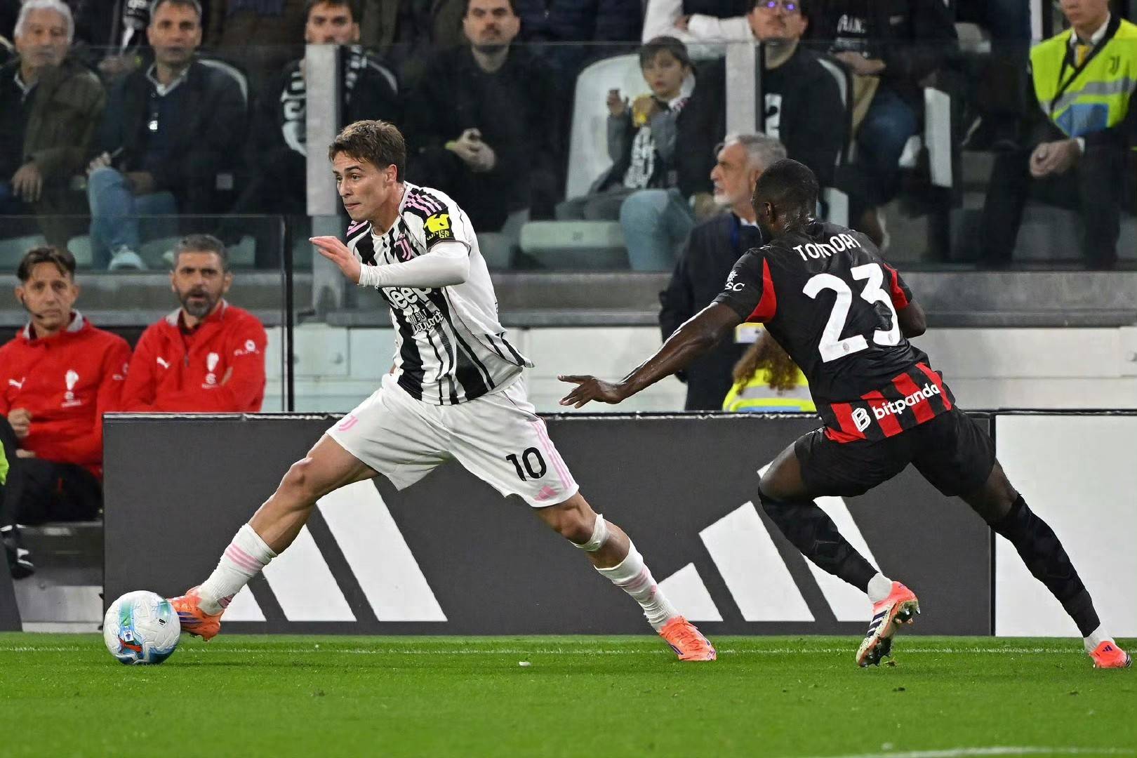 羅(luó)马+那不勒斯均上演逆转好戏，两队同分，排(pái)名包揽前(qián)二