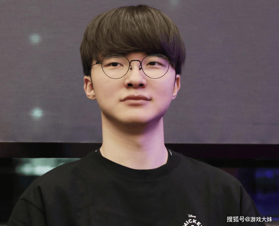 LOL比赛暂停长達(dá)3小时，选手打开直(zhí)播看比赛，被官方禁赛处罚