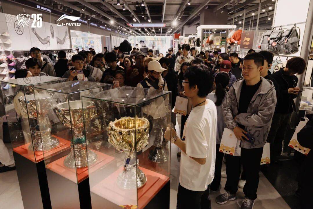 EDG x 李宁奖杯巡展活动开启,我们共同为LPL战队打call!