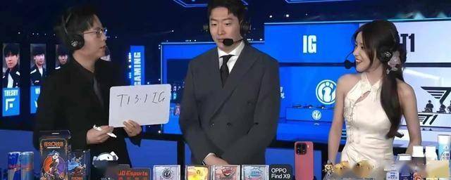 S15赛事(shì)解說(shuō)Rita新中(zhōng)式造型出圈 网友直呼塔子姐好美