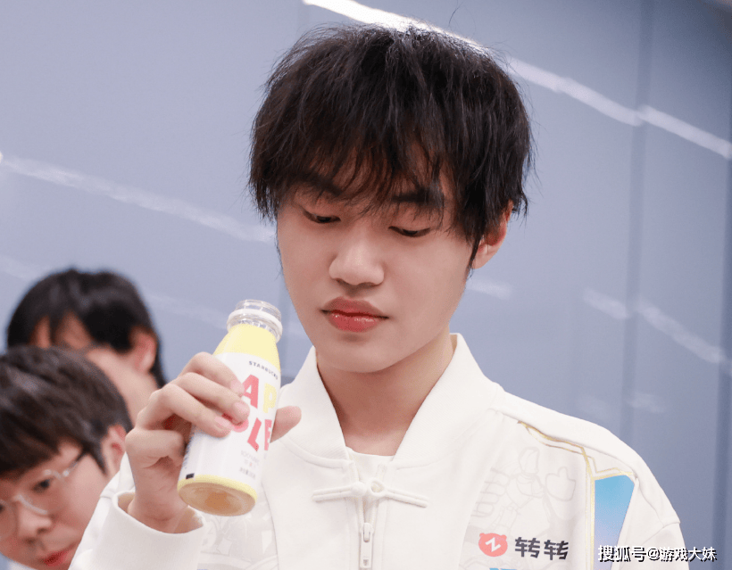 解说米勒说出LPL困境，中单選(xuǎn)手出现严重断档，新生代实力都很菜