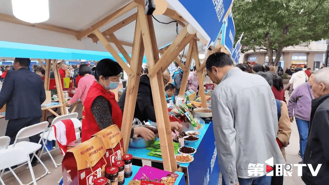 重庆新闻联播 | 新闻特写 · 繁华商圈里的“双创”比赛